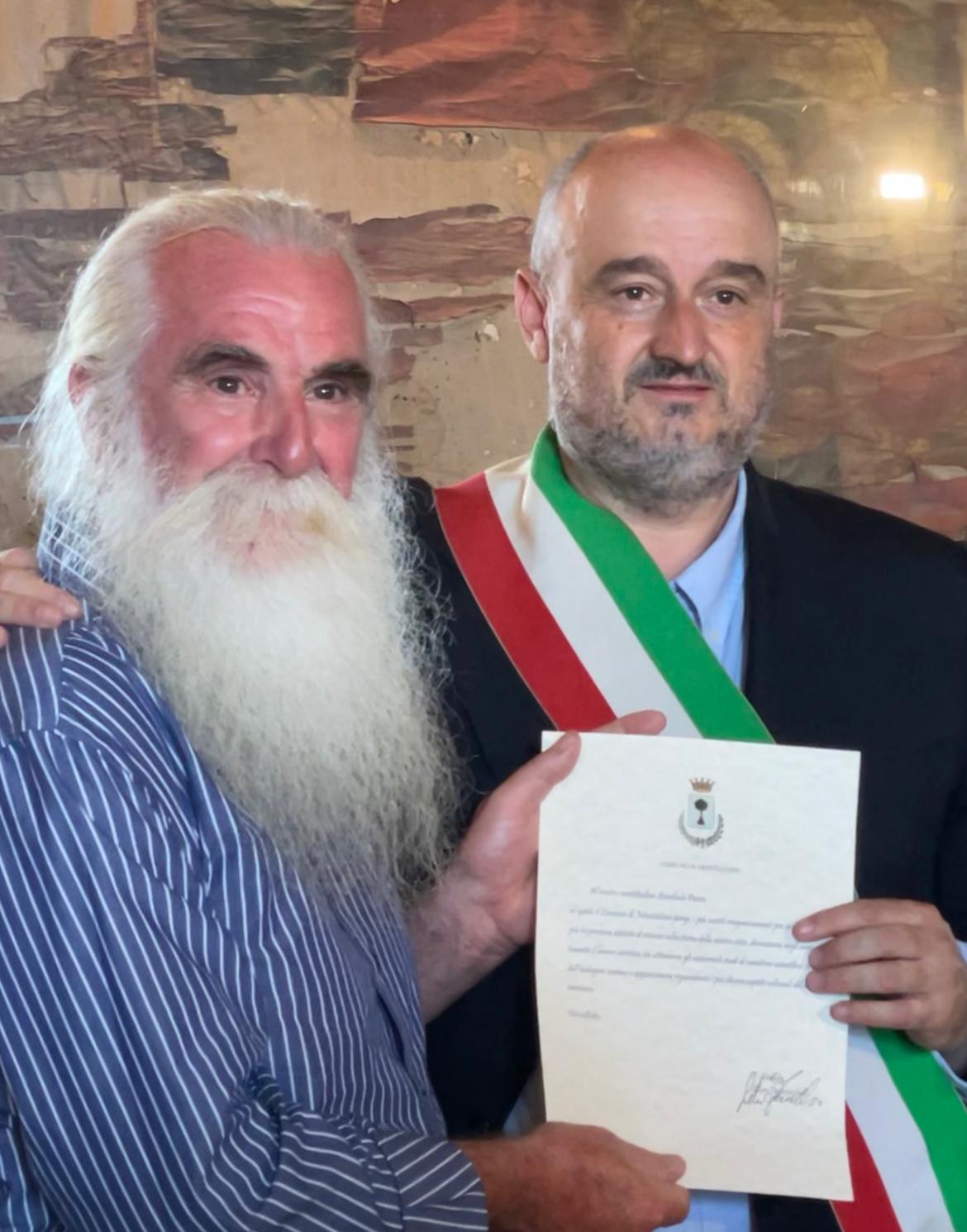 Consegnato ad Annibale Parisi una pergamena di ringraziamento per la dedizione per Montalcino	